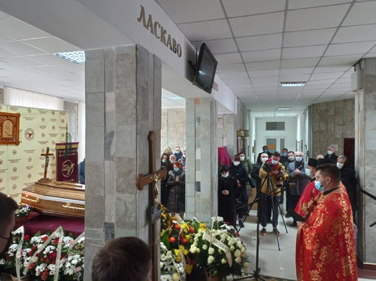 Новини Тернополя - фото з У Тернополі в останню путь проводжали ректора Петра Яснія (ФОТО)
