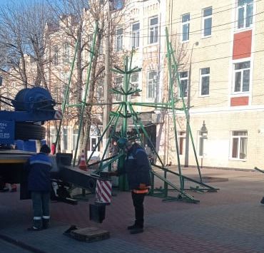 Новини Хмельницького - фото з У Хмельницькому встановлюють новорічну ялинку (ФОТО)