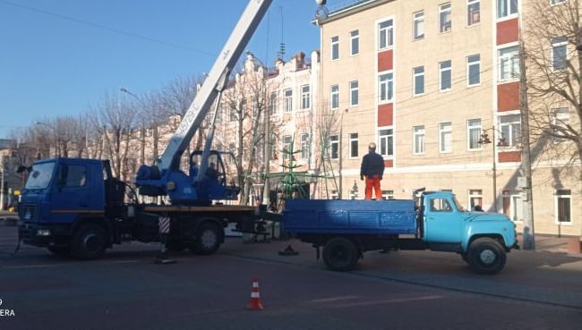 Новини Хмельницького - фото з У Хмельницькому встановлюють новорічну ялинку (ФОТО)