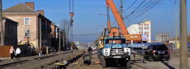 Демонтували колії та вирили котлован. Як за два тижні реконструкції змінилася Батозька