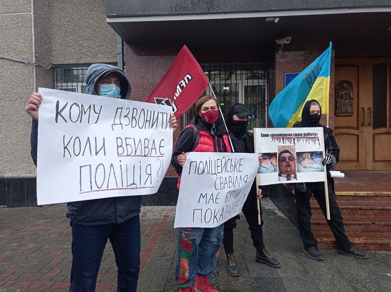 Новини Тернополя - фото з Біля Тернопільського апеляційного суду пікетувальники з плакатами. Чому? (ОНОВЛЮЄТЬСЯ)