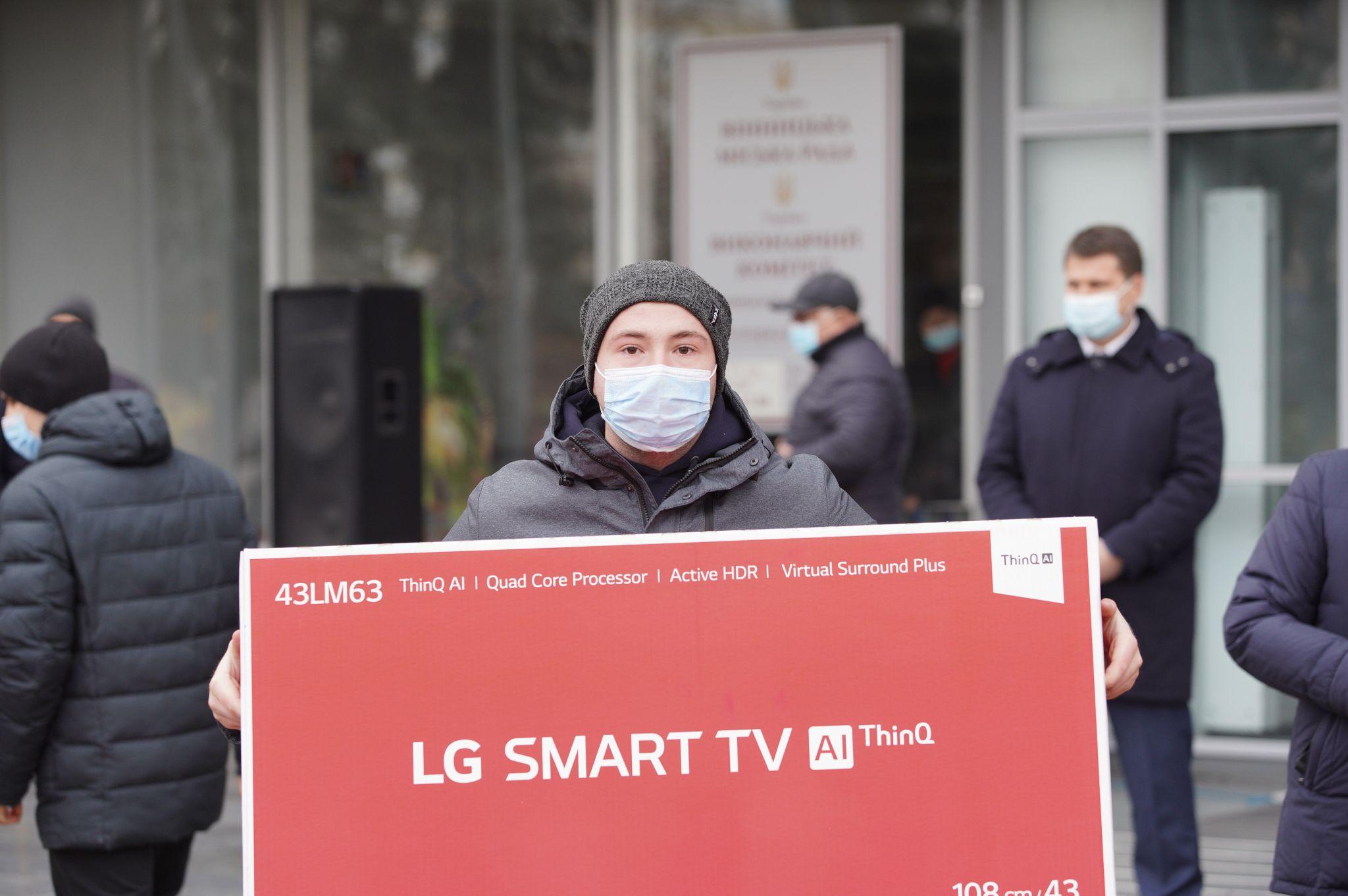 Новини Вінниці - фото з «Отримала бонус за те, що зробила для себе». У Вінниці знову дарували призи вакцинованим