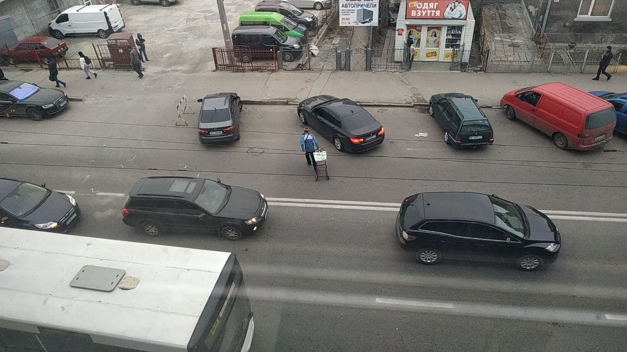 Новини Тернополя - фото з Важко пройти 50-100 метрів до переходу? Хто відповідатиме, якщо буде ДТП (ВІДЕО)