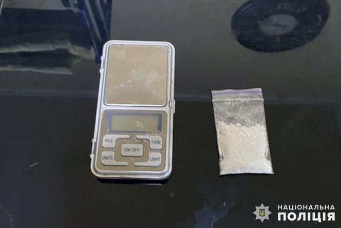 Новини Хмельницького - фото з У Хмельницькому затримали таксиста, який продавав амфетамін під час роботи