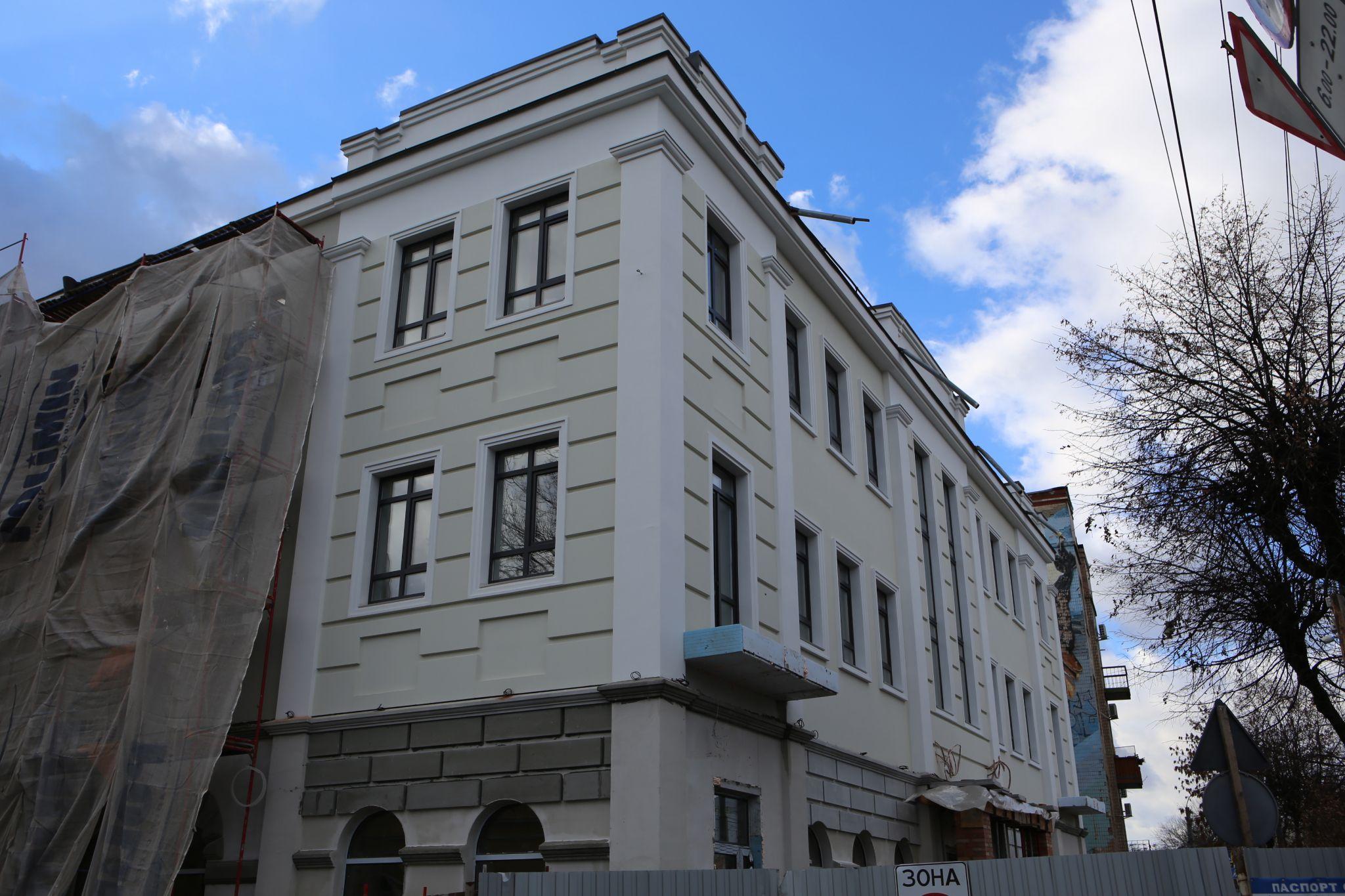 Новини Вінниці - фото з З фасаду будівлі майбутнього туристичного хабу зняли риштування. Який вигляд має після ремонту