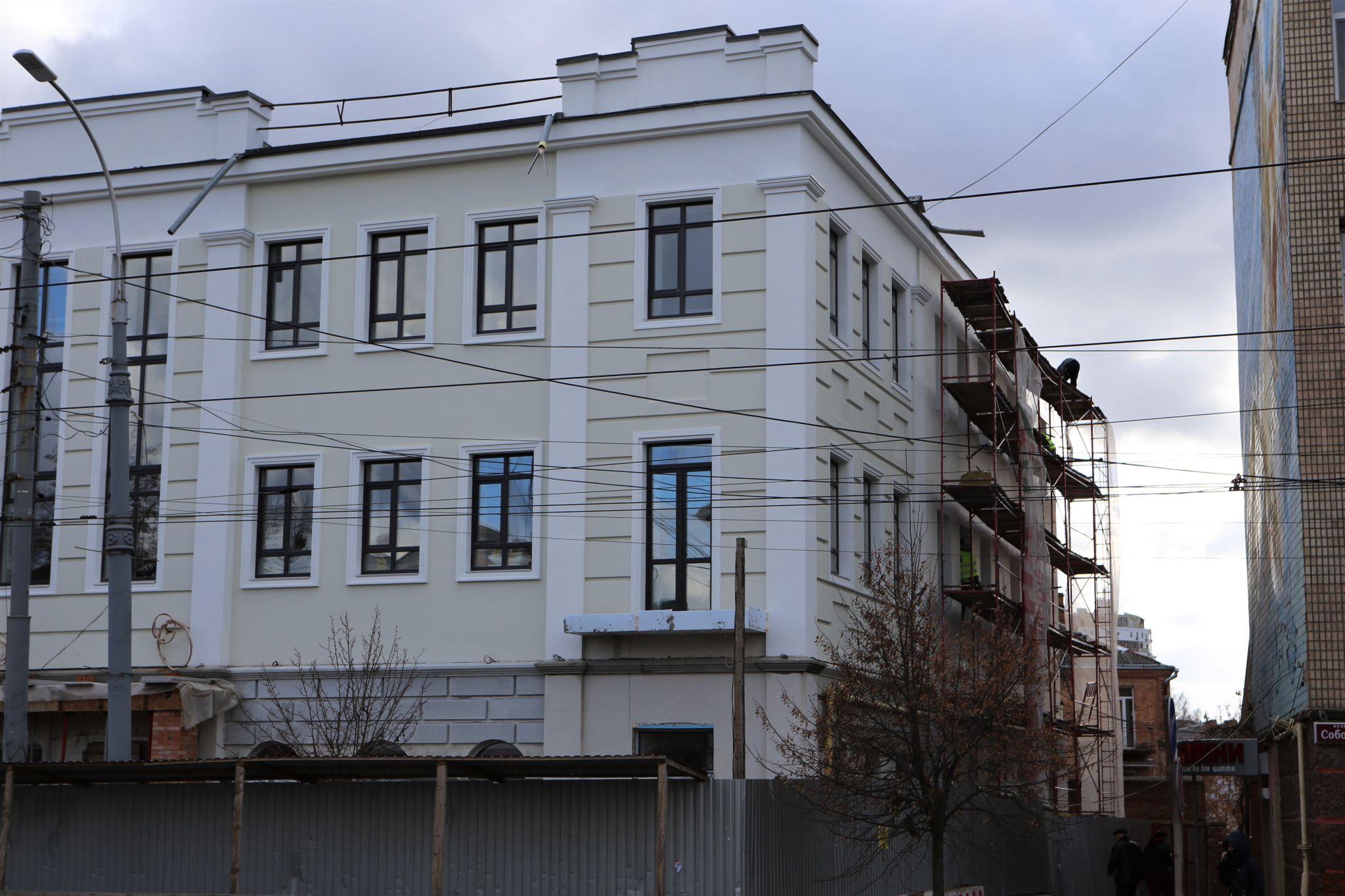 Новини Вінниці - фото з З фасаду будівлі майбутнього туристичного хабу зняли риштування. Який вигляд має після ремонту