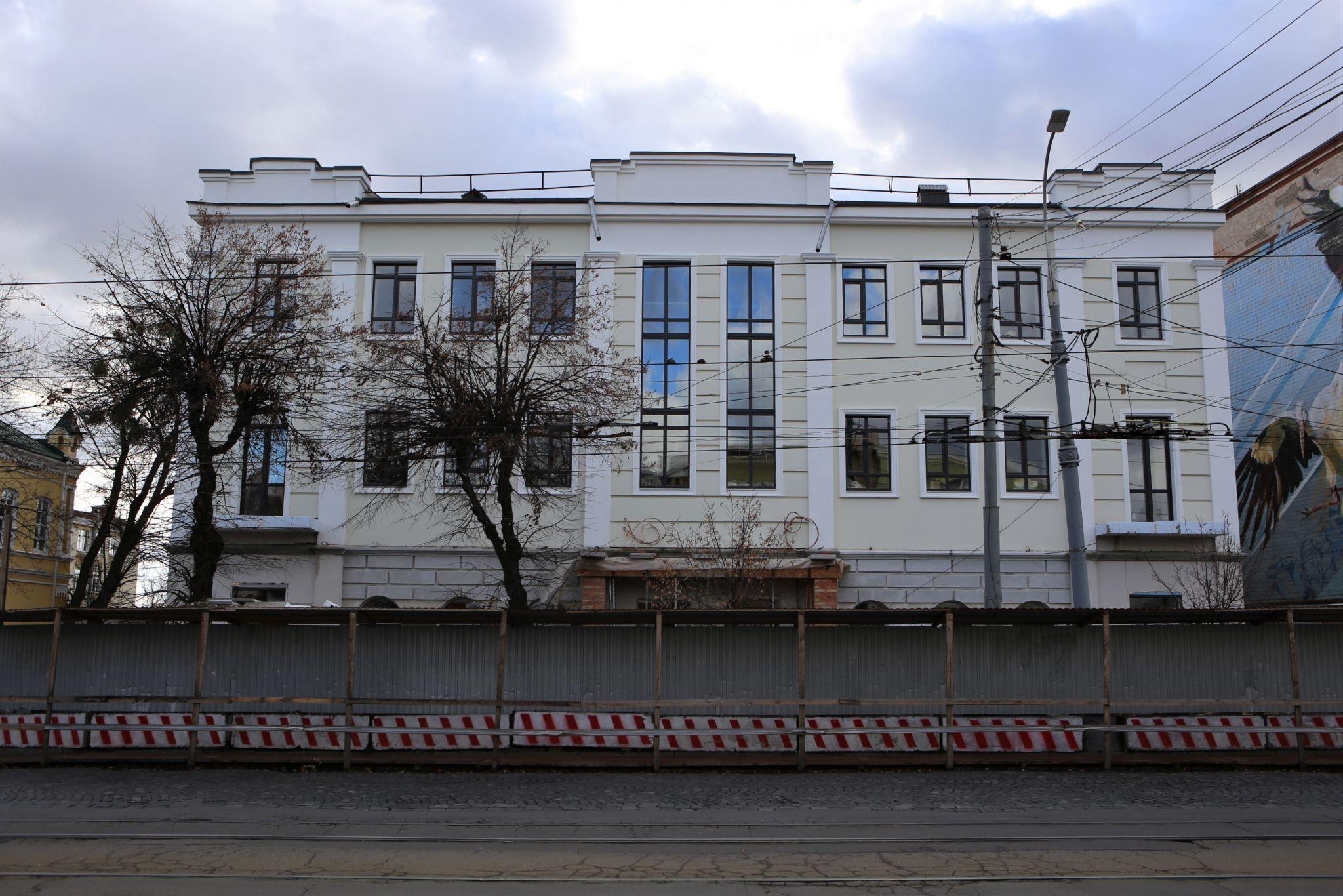 Новини Вінниці - фото з З фасаду будівлі майбутнього туристичного хабу зняли риштування. Який вигляд має після ремонту
