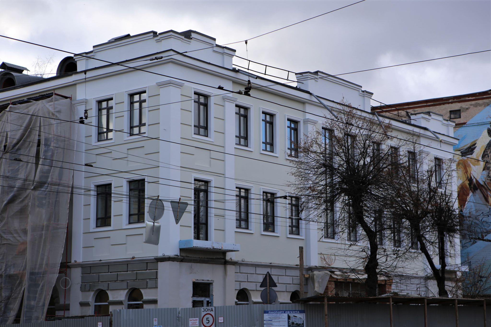 Новини Вінниці - фото з З фасаду будівлі майбутнього туристичного хабу зняли риштування. Який вигляд має після ремонту