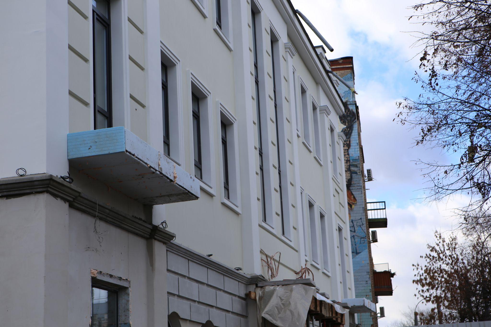 Новини Вінниці - фото з З фасаду будівлі майбутнього туристичного хабу зняли риштування. Який вигляд має після ремонту