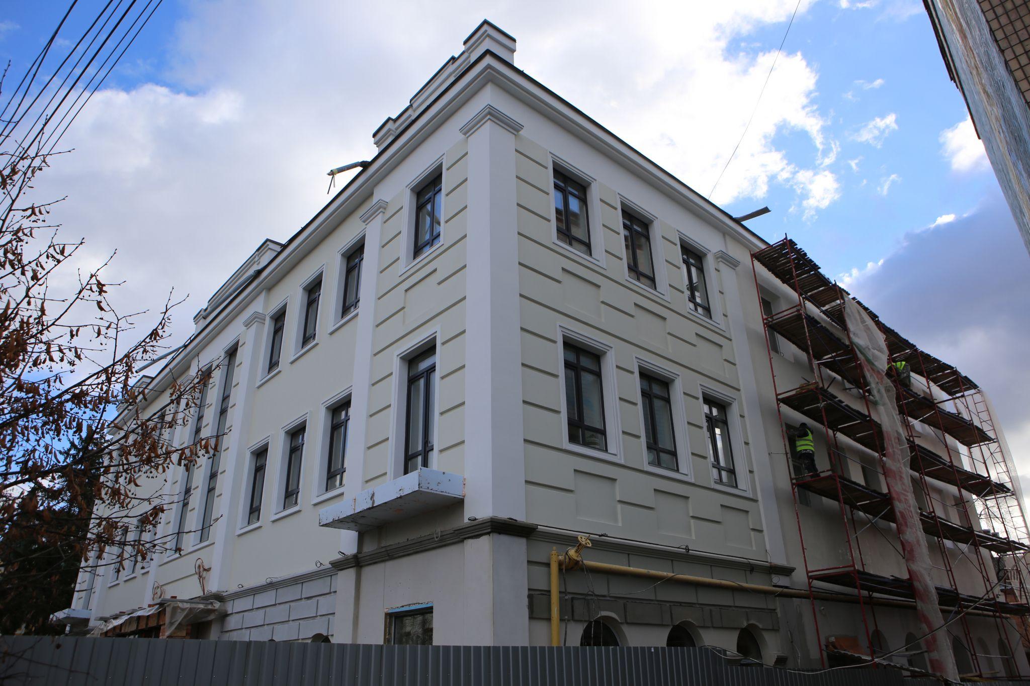 Новини Вінниці - фото з З фасаду будівлі майбутнього туристичного хабу зняли риштування. Який вигляд має після ремонту