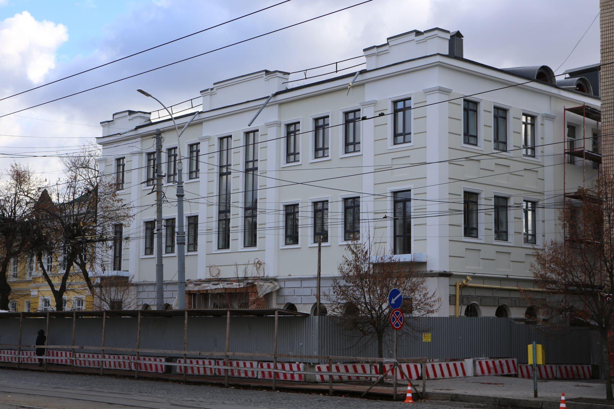 Новини Вінниці - фото з З фасаду будівлі майбутнього туристичного хабу зняли риштування. Який вигляд має після ремонту