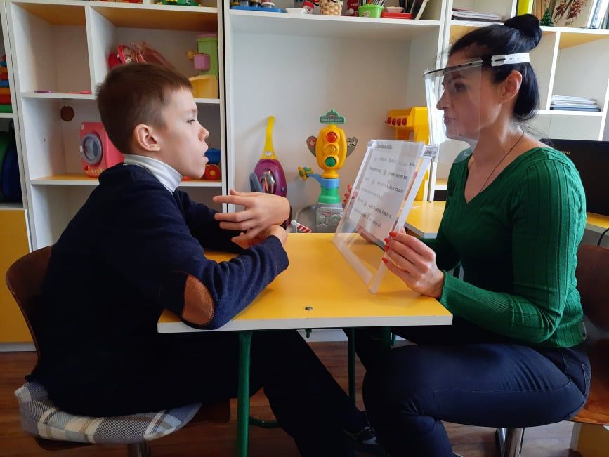 Новини Тернополя - фото з Максимко зможе спілкуватись лише з допомогою сучасного пристрою. Допоможіть дитині