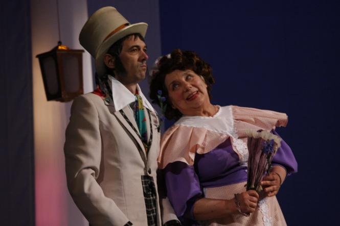 На зображенні може бути: 2 людини, люди стоять та у приміщенні