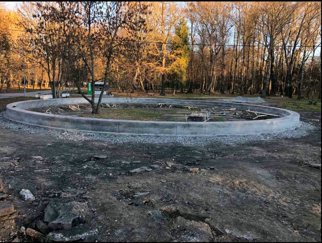 На зображенні може бути: на відкритому повітрі та дерево