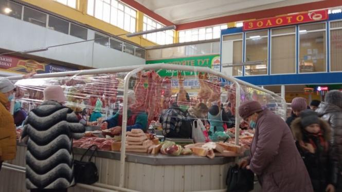 «Дорого, а що ж робити». Перевірили скільки коштує кілограм сала на вінницьких ринках