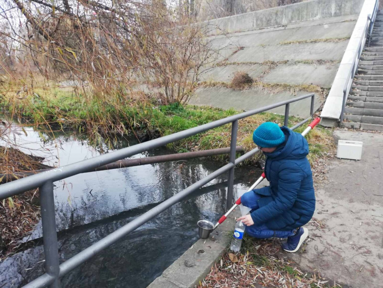 Новини Вінниці - фото з Велика пляма масла біля Центрального мосту. Екологи взяли проби води