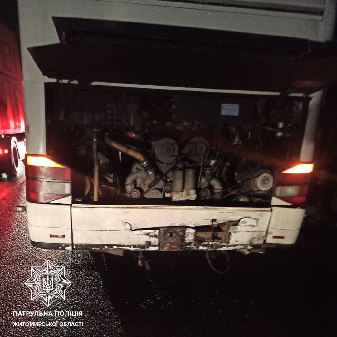 Новини Житомира - фото з На об'їзній Житомира зіштовхнулися легковик та автобус