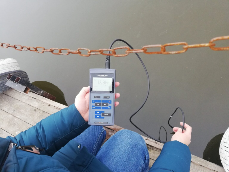 Новини Вінниці - фото з Велика пляма масла біля Центрального мосту. Екологи взяли проби води