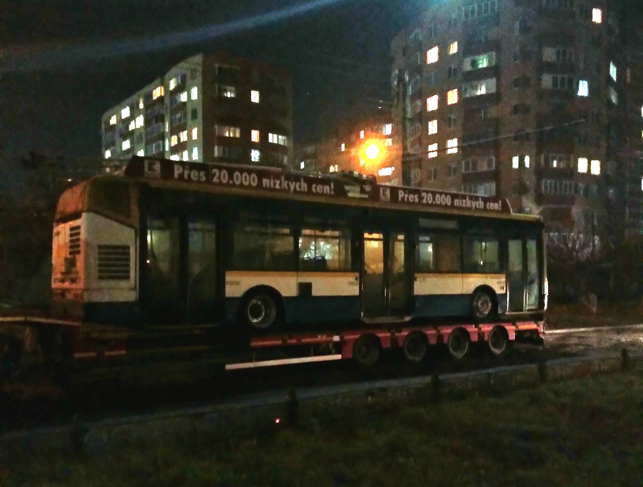 Новини Тернополя - фото з В депо КП «Тернопільелектротранс» привезли перший з п'яти тролейбусів із Чехії (ФОТО ДНЯ)