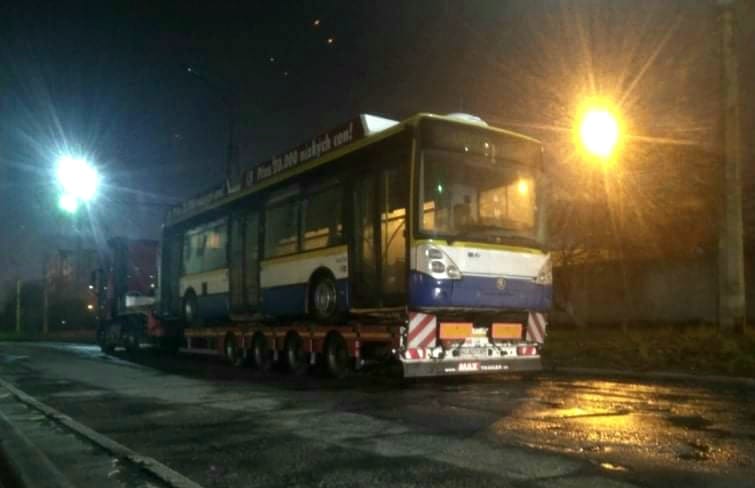 Новини Тернополя - фото з В депо КП «Тернопільелектротранс» привезли перший з п'яти тролейбусів із Чехії (ФОТО ДНЯ)