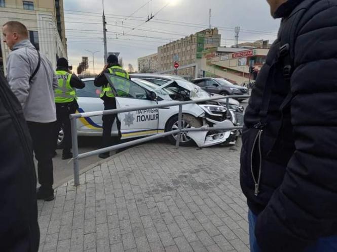 Новини Вінниці - фото з Аварія на Космонавтів: поліцейська Renault розтрощена вщент. Що відомо? (ОНОВЛЕНО) На зображенні може бути: 4 людини, люди стоять, автомобіль та дорога