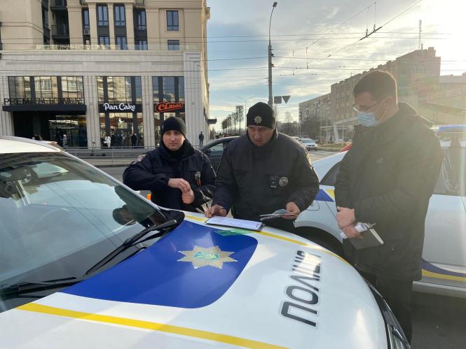 Новини Вінниці - фото з Аварія на Космонавтів: поліцейська Renault розтрощена вщент. Що відомо? (ОНОВЛЕНО) На зображенні може бути: 4 людини та на відкритому повітрі