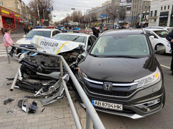 Новини Вінниці - фото з Аварія на Космонавтів: поліцейська Renault розтрощена вщент. Що відомо? (ОНОВЛЕНО) На зображенні може бути: 7 людей, автомобіль та дорога