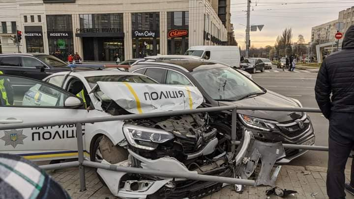Новини Вінниці - фото з Аварія на Космонавтів: поліцейська Renault розтрощена вщент. Що відомо? (ОНОВЛЕНО)