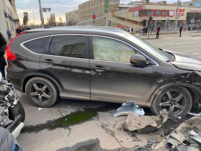 Новини Вінниці - фото з Аварія на Космонавтів: поліцейська Renault розтрощена вщент. Що відомо? (ОНОВЛЕНО) На зображенні може бути: 7 людей, автомобіль та дорога