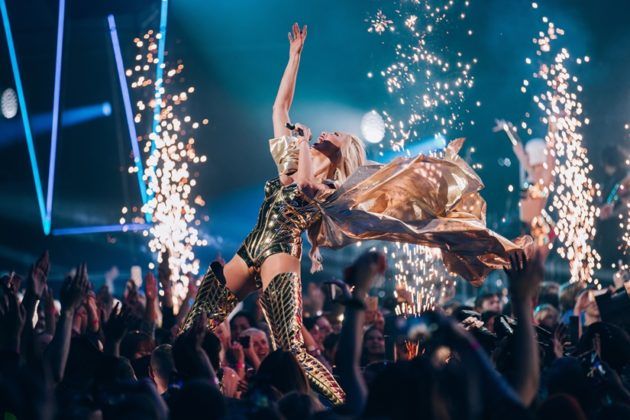 Новини Вінниці - фото з «Хід Королеви» й відвертості «Яжемать». За що перша книга Олі Полякової потрапила у ТОП продажів?