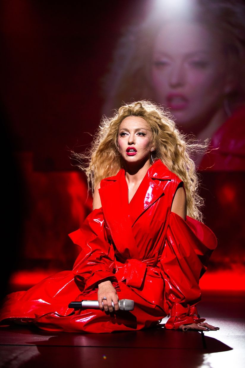 Новини Вінниці - фото з «Хід Королеви» й відвертості «Яжемать». За що перша книга Олі Полякової потрапила у ТОП продажів?