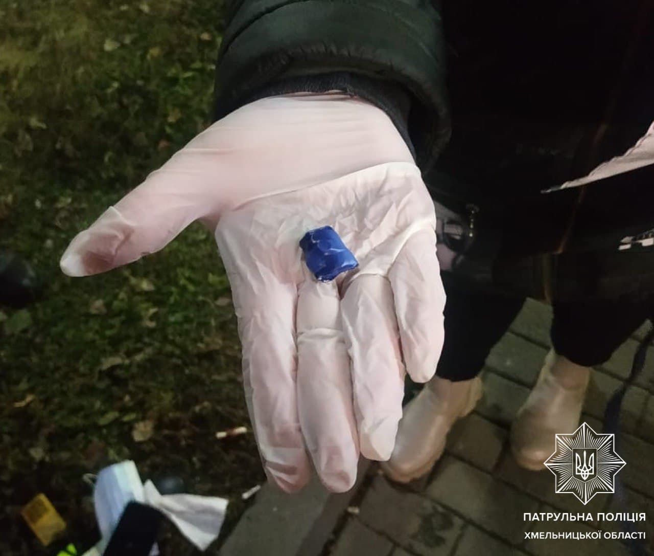 Новини Хмельницького - фото з Патрульні зупинили на Свободи жінку й виявили в неї наркотики Возможно, это изображение (1 человек)