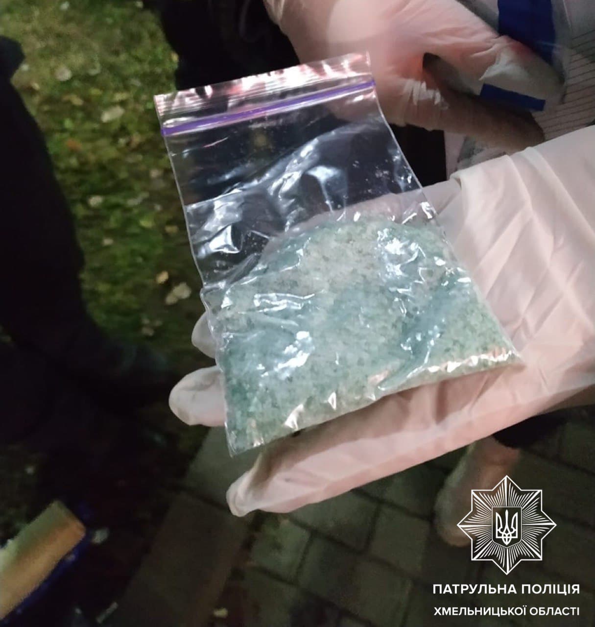 Новини Хмельницького - фото з Патрульні зупинили на Свободи жінку й виявили в неї наркотики Нет описания фото.