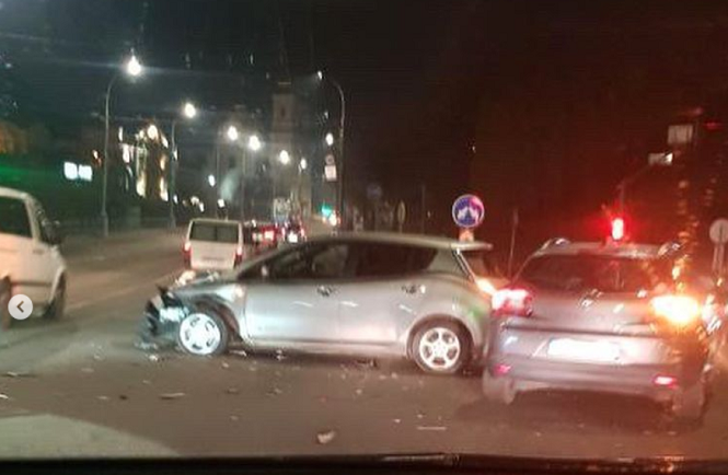 Новини Вінниці - фото з Ускладнений рух та дві побиті машини. На Центральному мосту не розминулися Nissan та BMW