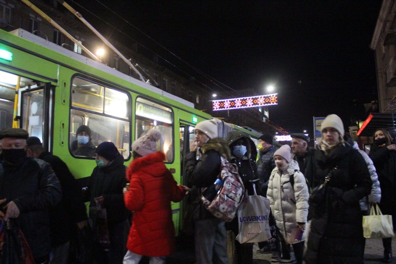 Новини Тернополя - фото з Квиток вибив, а в маршрутку не взяв! Чи закінчиться хаос на зупинках у Тернополі в пікові години?