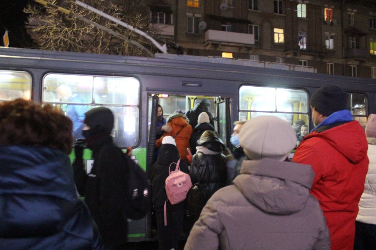 Новини Тернополя - фото з Квиток вибив, а в маршрутку не взяв! Чи закінчиться хаос на зупинках у Тернополі в пікові години?