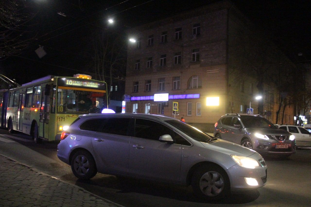 Новини Тернополя - фото з Квиток вибив, а в маршрутку не взяв! Чи закінчиться хаос на зупинках у Тернополі в пікові години?