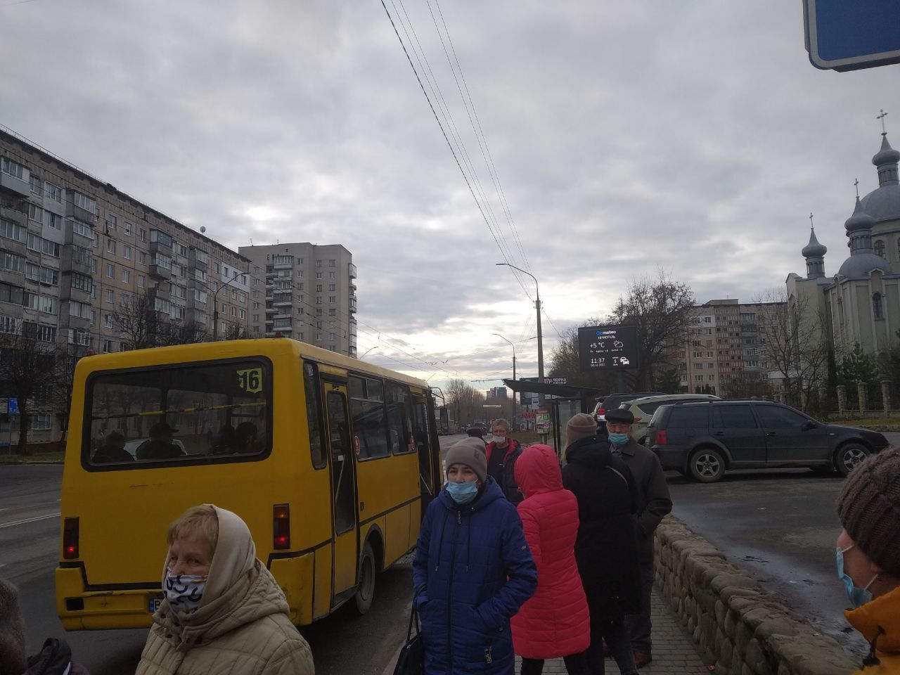 Новини Тернополя - фото з Квиток вибив, а в маршрутку не взяв! Чи закінчиться хаос на зупинках у Тернополі в пікові години?