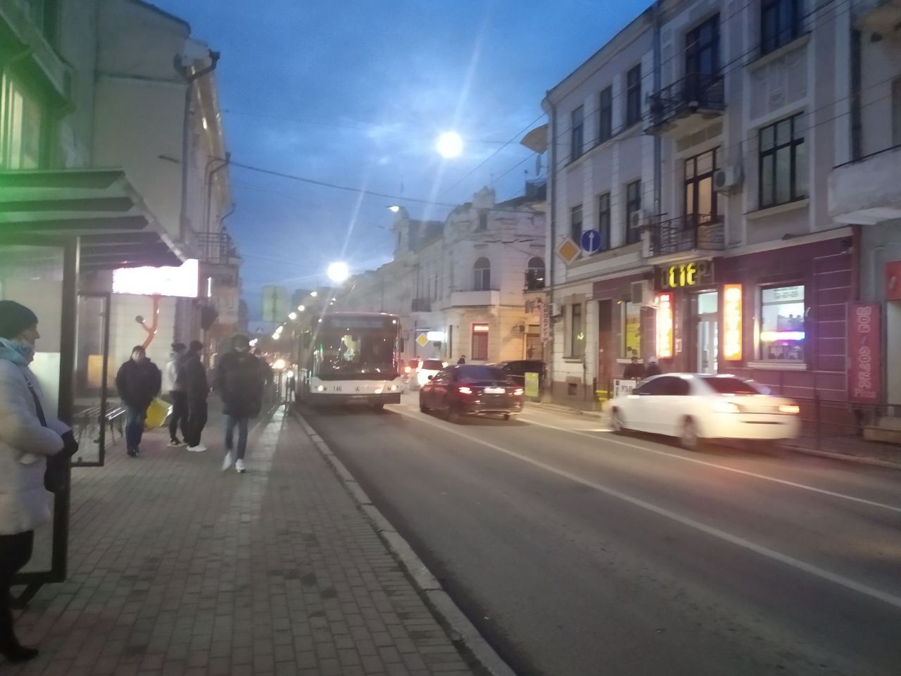 Новини Тернополя - фото з Квиток вибив, а в маршрутку не взяв! Чи закінчиться хаос на зупинках у Тернополі в пікові години?