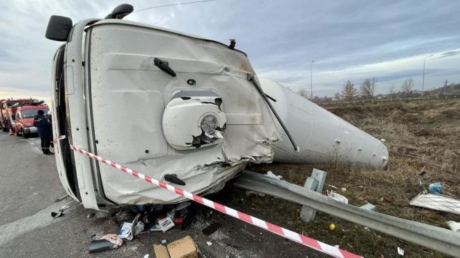 Новини Вінниці - фото з На околиці Вінниці перекинулася фура з аміаком