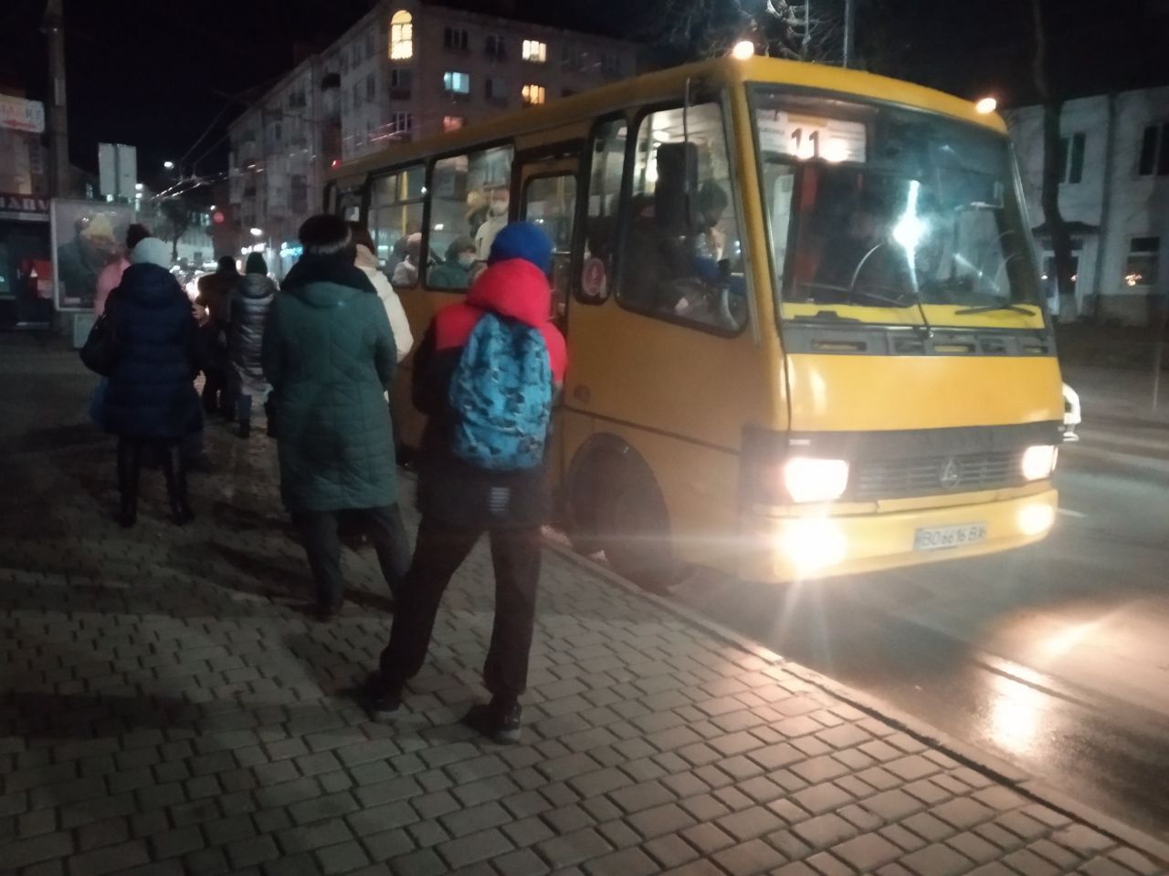 Новини Тернополя - фото з Квиток вибив, а в маршрутку не взяв! Чи закінчиться хаос на зупинках у Тернополі в пікові години?