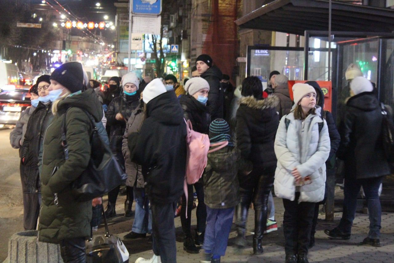 Новини Тернополя - фото з Квиток вибив, а в маршрутку не взяв! Чи закінчиться хаос на зупинках у Тернополі в пікові години?
