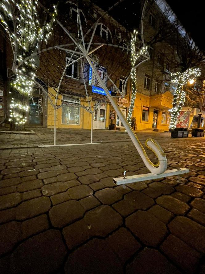 Новини Хмельницького - фото з У центрі Хмельницького пошкодили різдвяні інсталяції