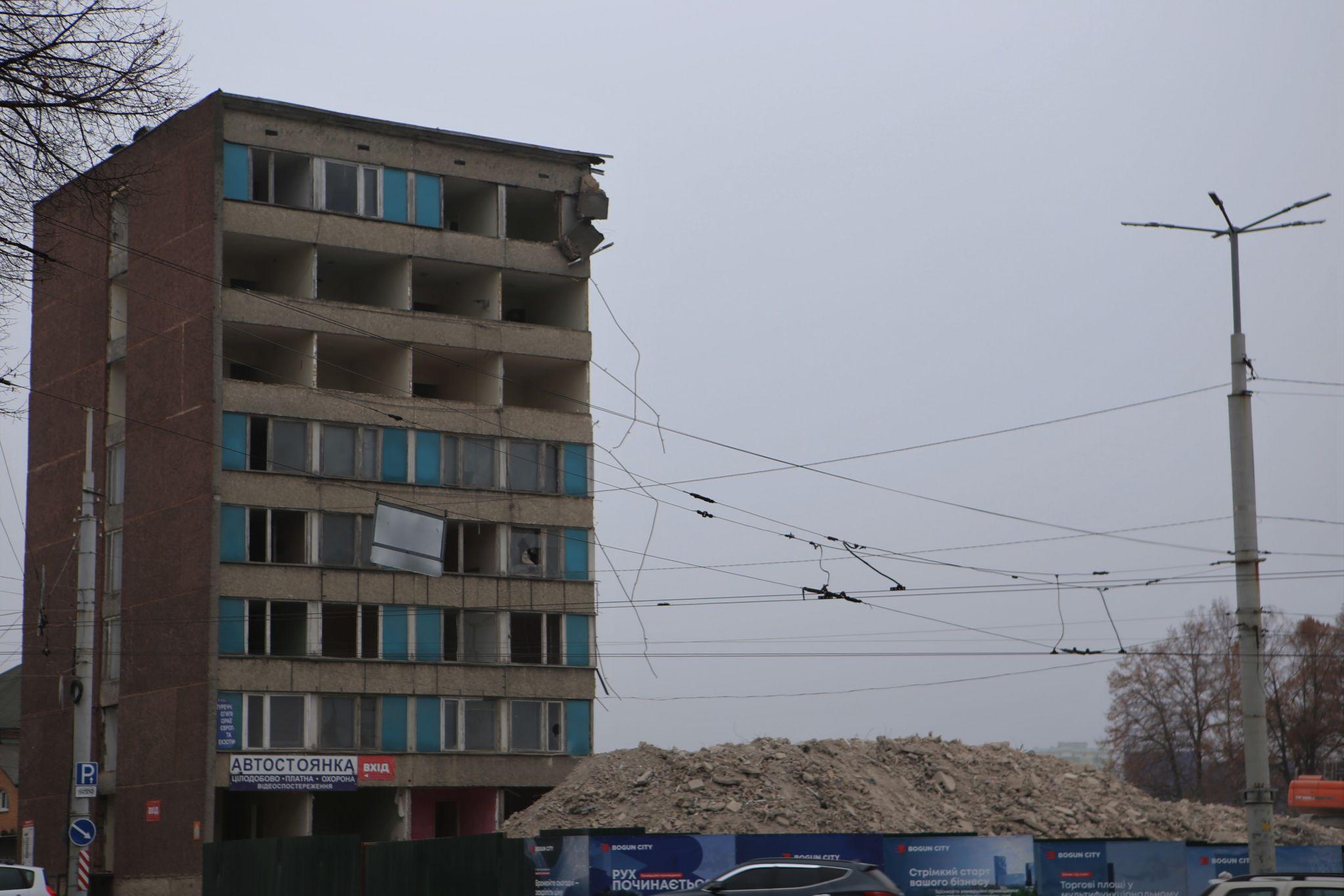 Новини Вінниці - фото з Кілька вцілілих номерів й тонни сміття. Що залишилося від готелю «Південний Буг»