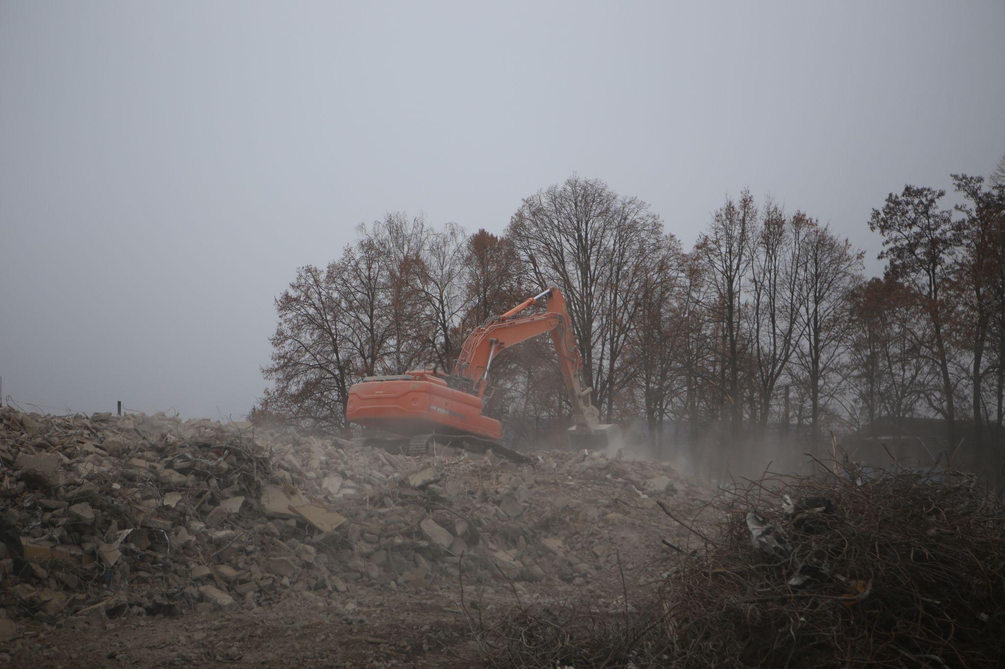 Новини Вінниці - фото з Кілька вцілілих номерів й тонни сміття. Що залишилося від готелю «Південний Буг»