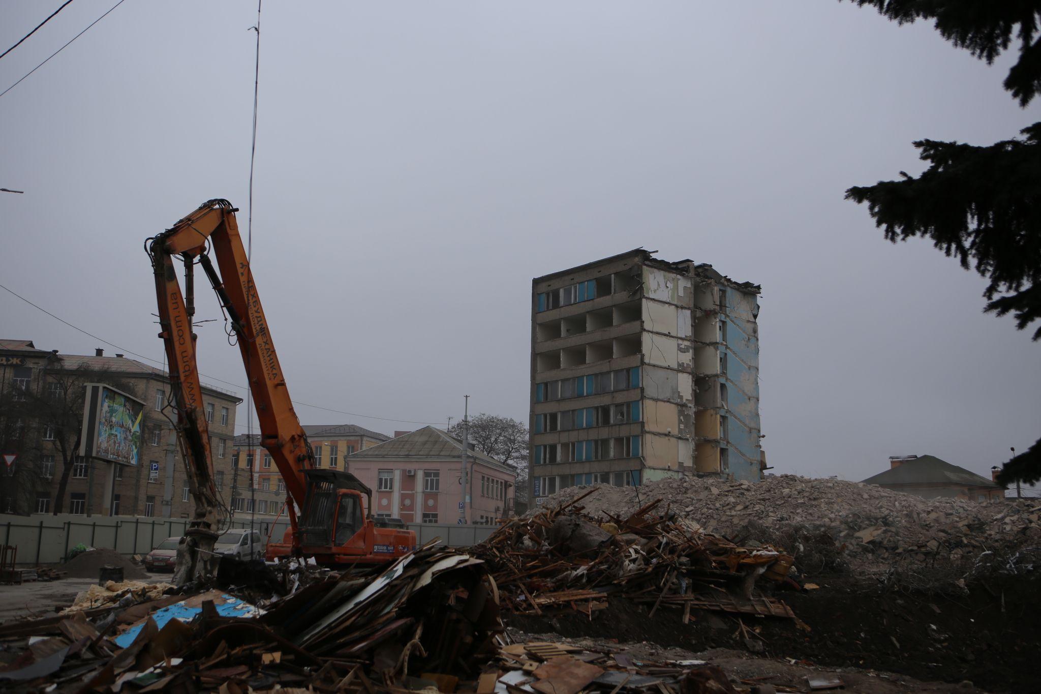 Новини Вінниці - фото з Кілька вцілілих номерів й тонни сміття. Що залишилося від готелю «Південний Буг»