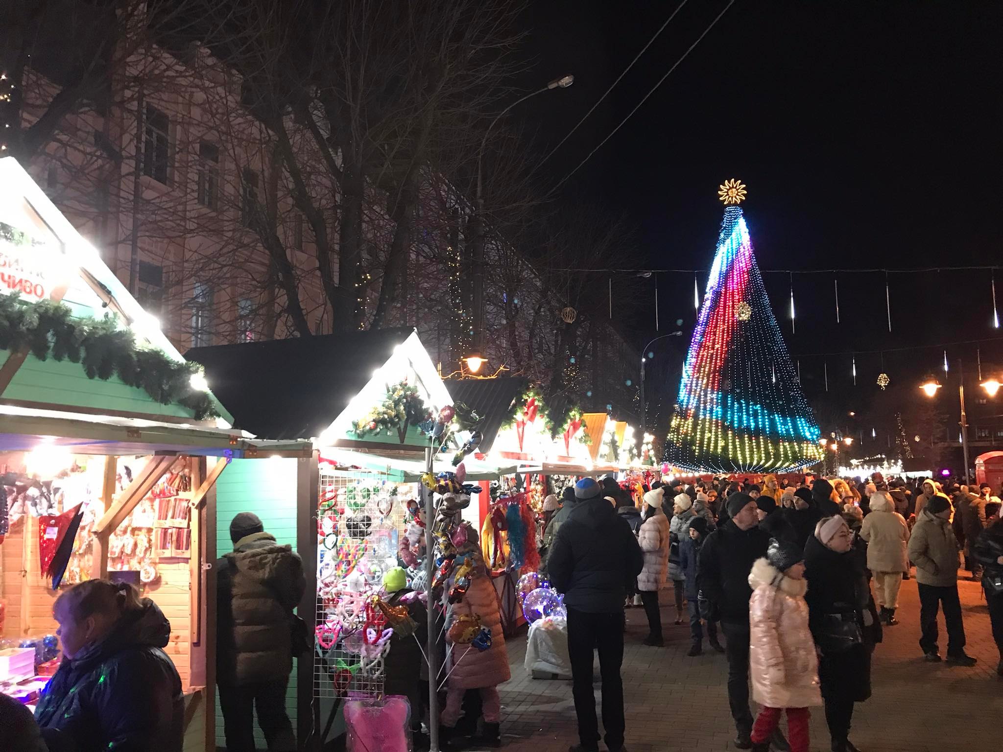 Новини Хмельницького - фото з Репортаж з Проскурівської, де запрацював різдвяний ярмарок (ВІДЕО) Нет описания.
