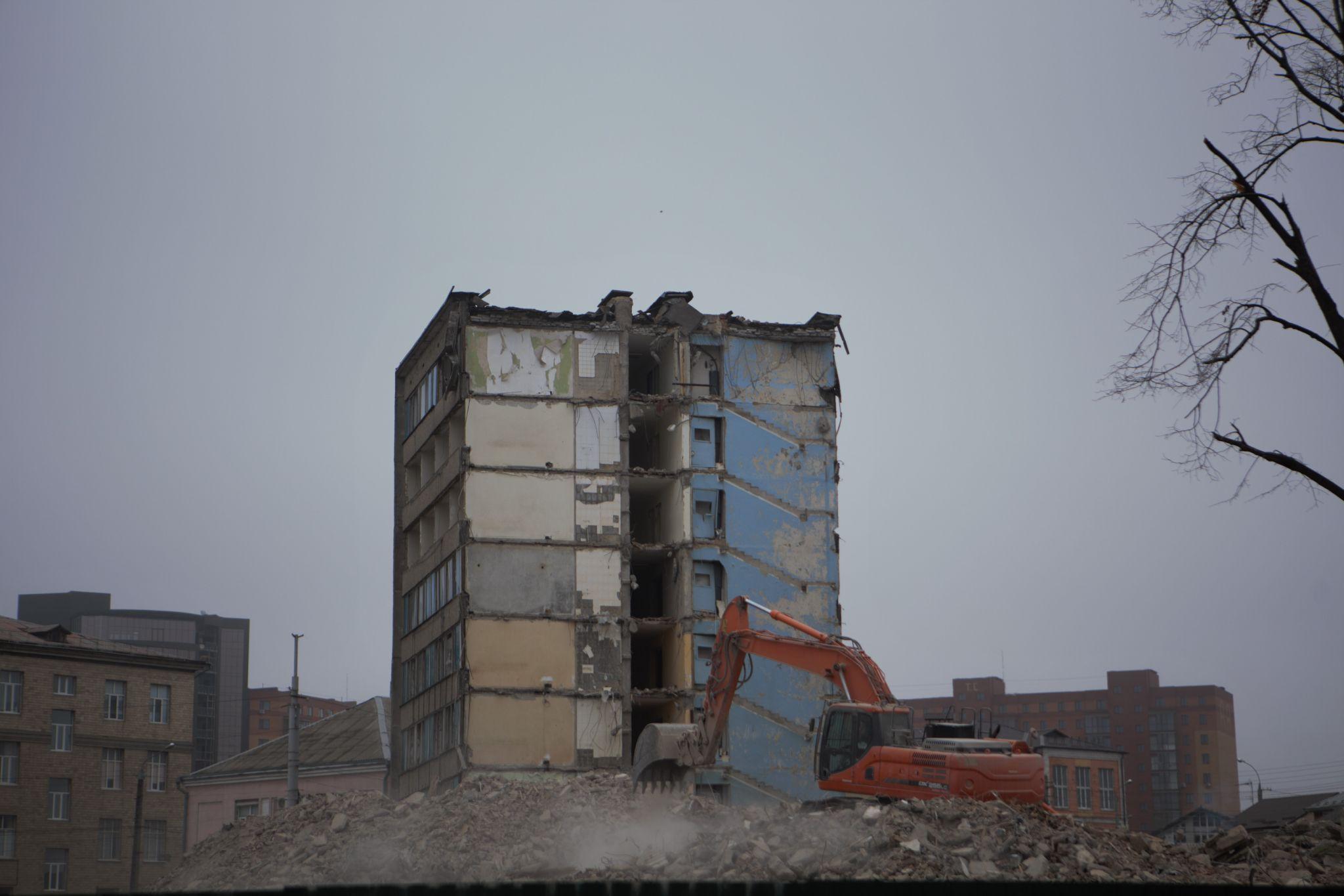 Новини Вінниці - фото з Кілька вцілілих номерів й тонни сміття. Що залишилося від готелю «Південний Буг»