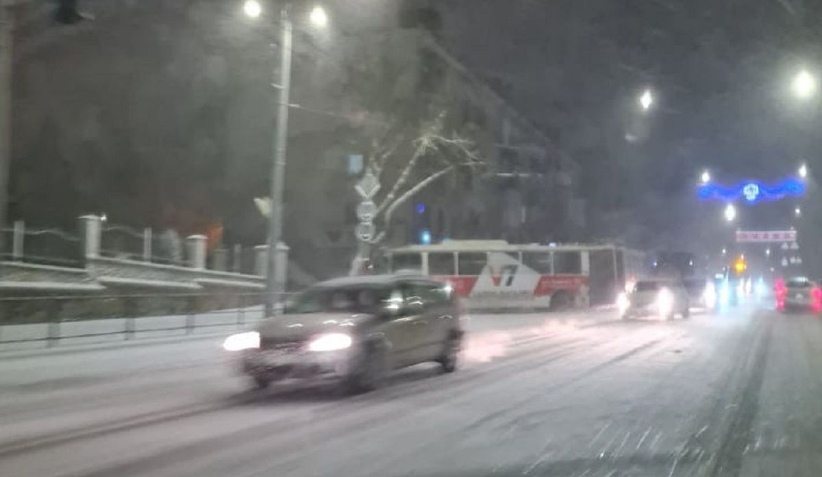 Новини Тернополя - фото з Будьте уважними – на дорогах слизько. У Центрі розвернуло тролейбус, у місті багато ДТП