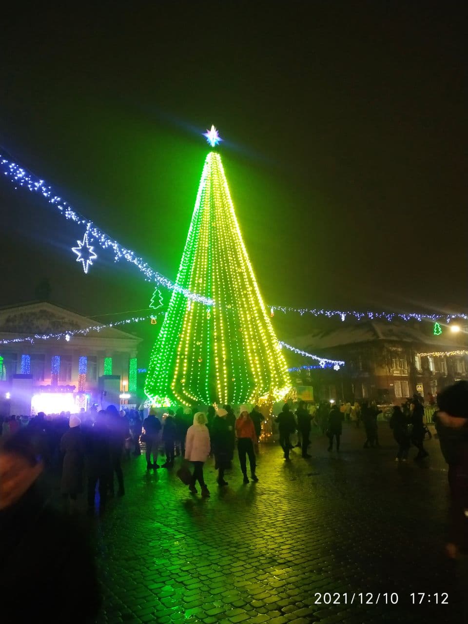 Новини Тернополя - фото з І дощ не завадив: на Театральному майдані запалили головну ялинку міста (НАЖИВО)